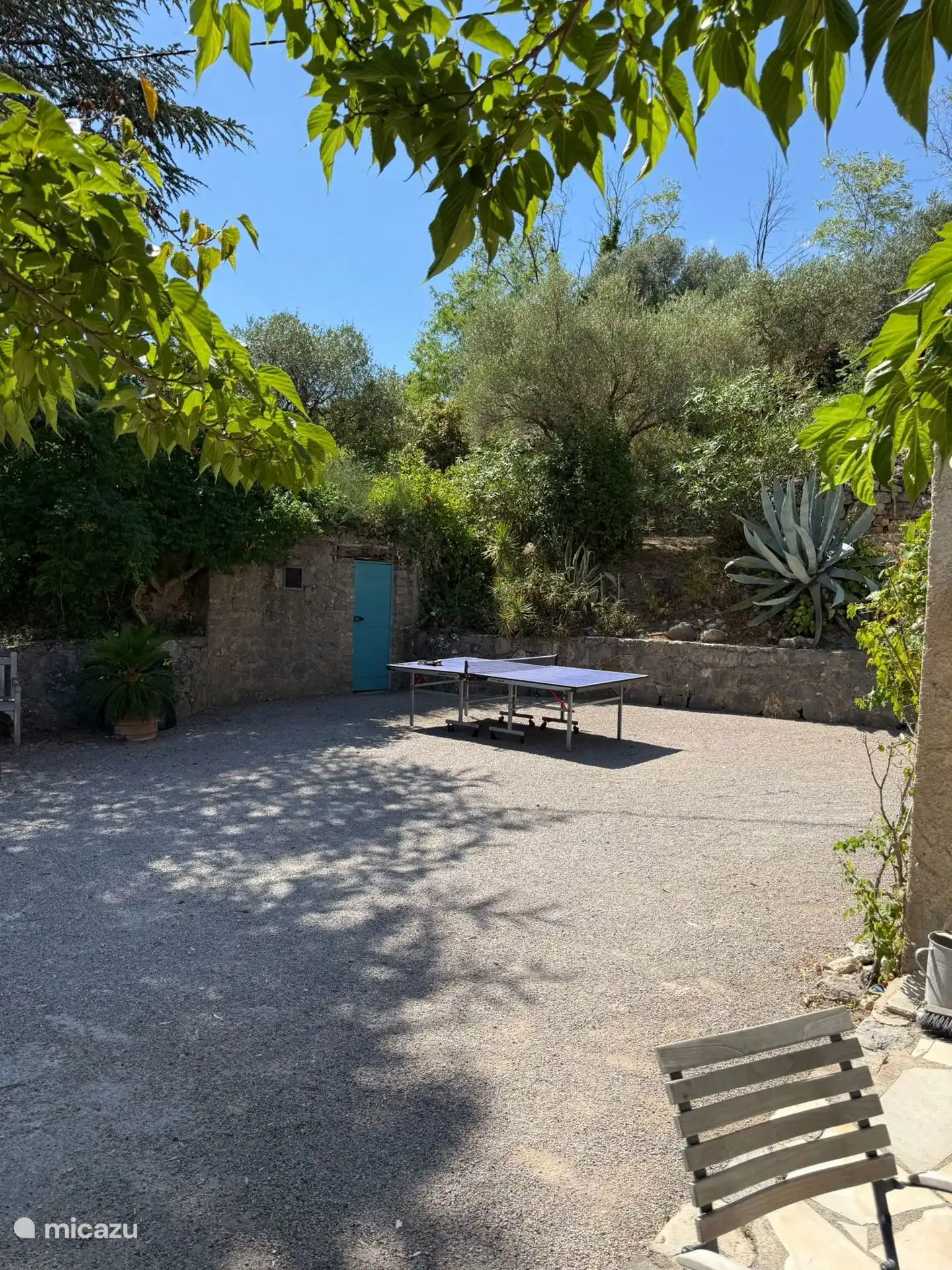 Parkplatz 1 Hinter dem Gebäude (Höhle) befindet sich ein Parkplatz 2 mit einem privaten Eingang, an dem wir parken, sodass dieser Bereich frei für Tischtennis usw. ist