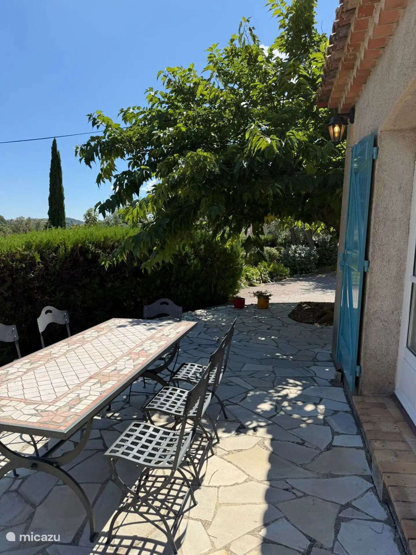 eine nach Süden ausgerichtete Terrasse, für uns der ideale Ort zum Abendessen mit einem wunderschönen Blick auf das Dorf Claviers