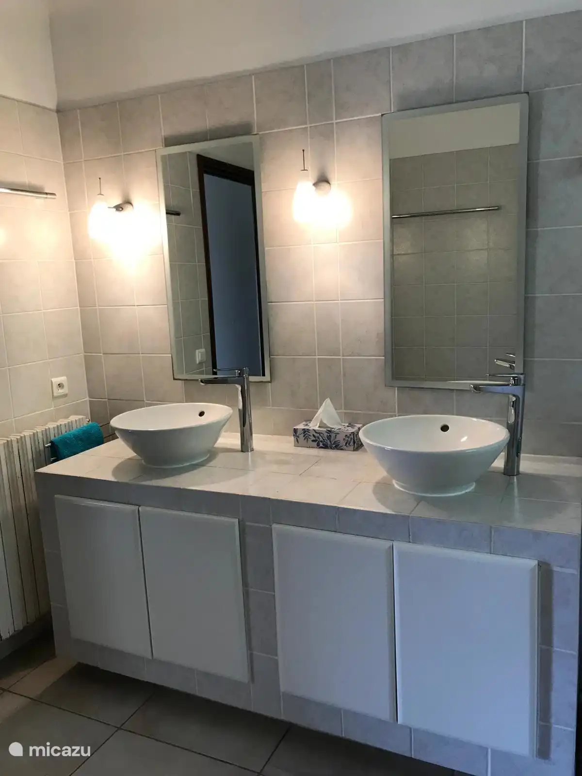 Badezimmer mit Dusche und Badewanne