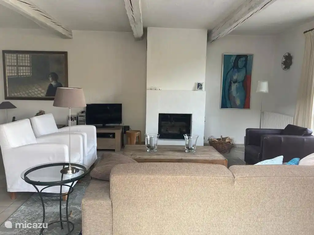 Wohnzimmer mit eingebautem Kamin