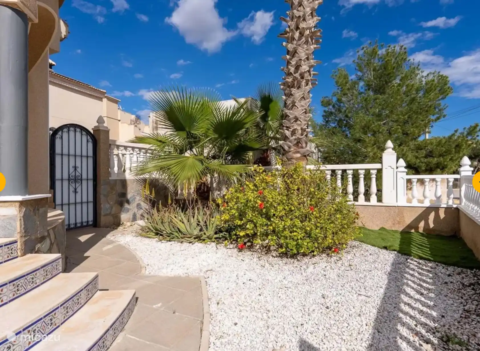 Villa Tember, de voortuin met 2 mooie palmen