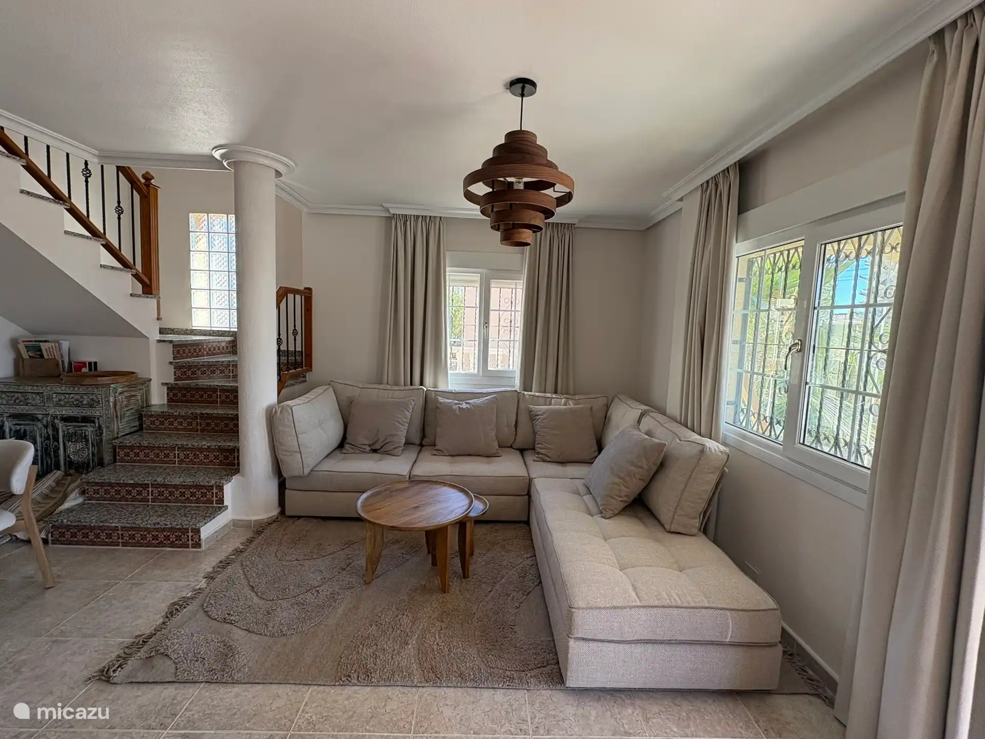 Villa Tember, woonkamer met comfortabele lounge bank.