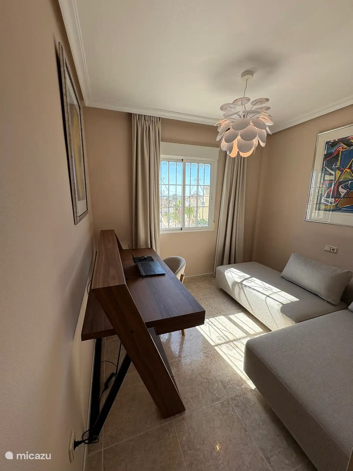 Villa Tember, slaapkamer 1e etage, kantoor en 2 persoons slaapbank.