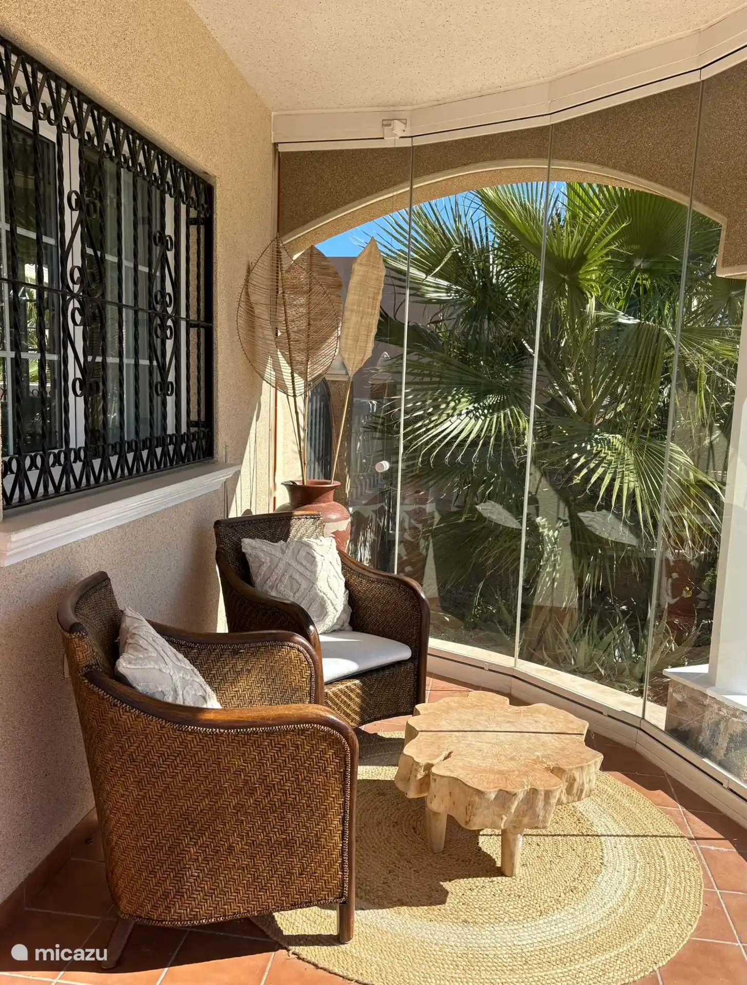 Villa Tember, heerlijk genieten van je koffie in de serre.