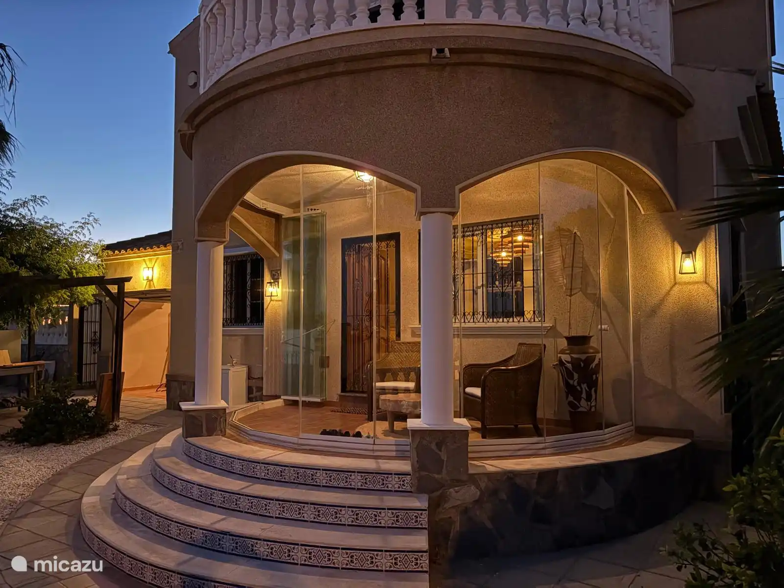 Villa Tember, serre in de avond.