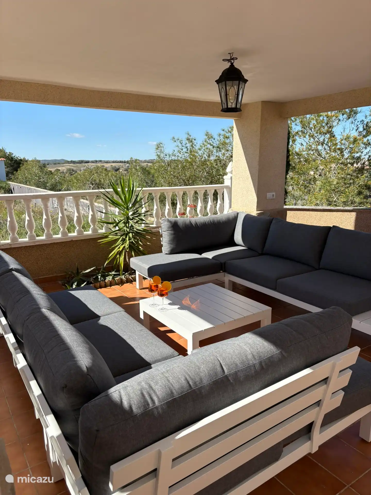 Villa Tember, heerlijk zitten onder de veranda.