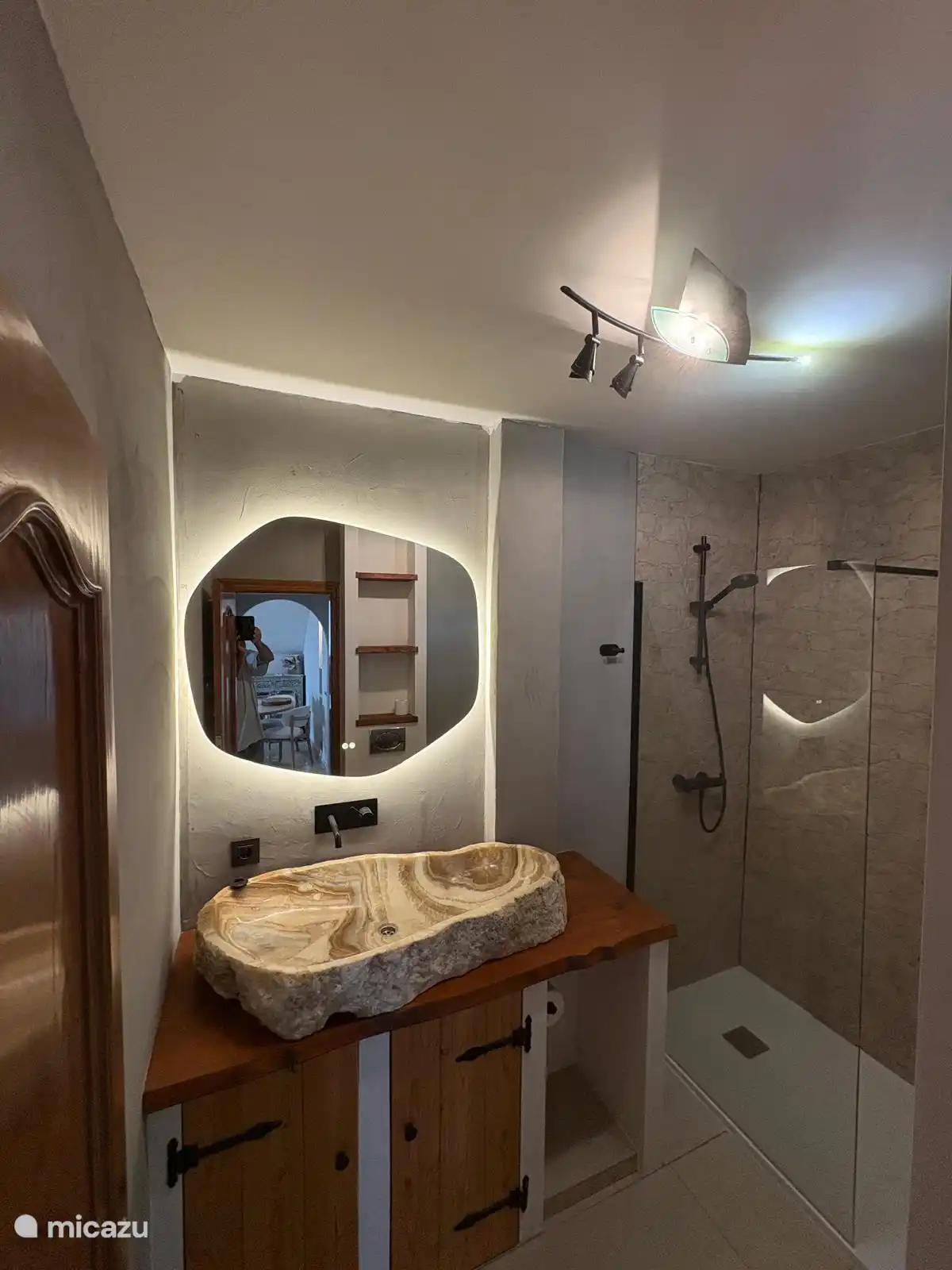 Villa Tember, splinternieuwe badkamer begane grond.