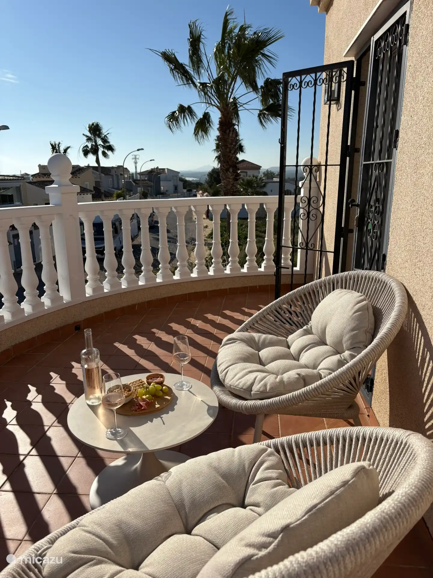 Villa Tember, balkon voorzijde. Slaapkamer 1e etage.