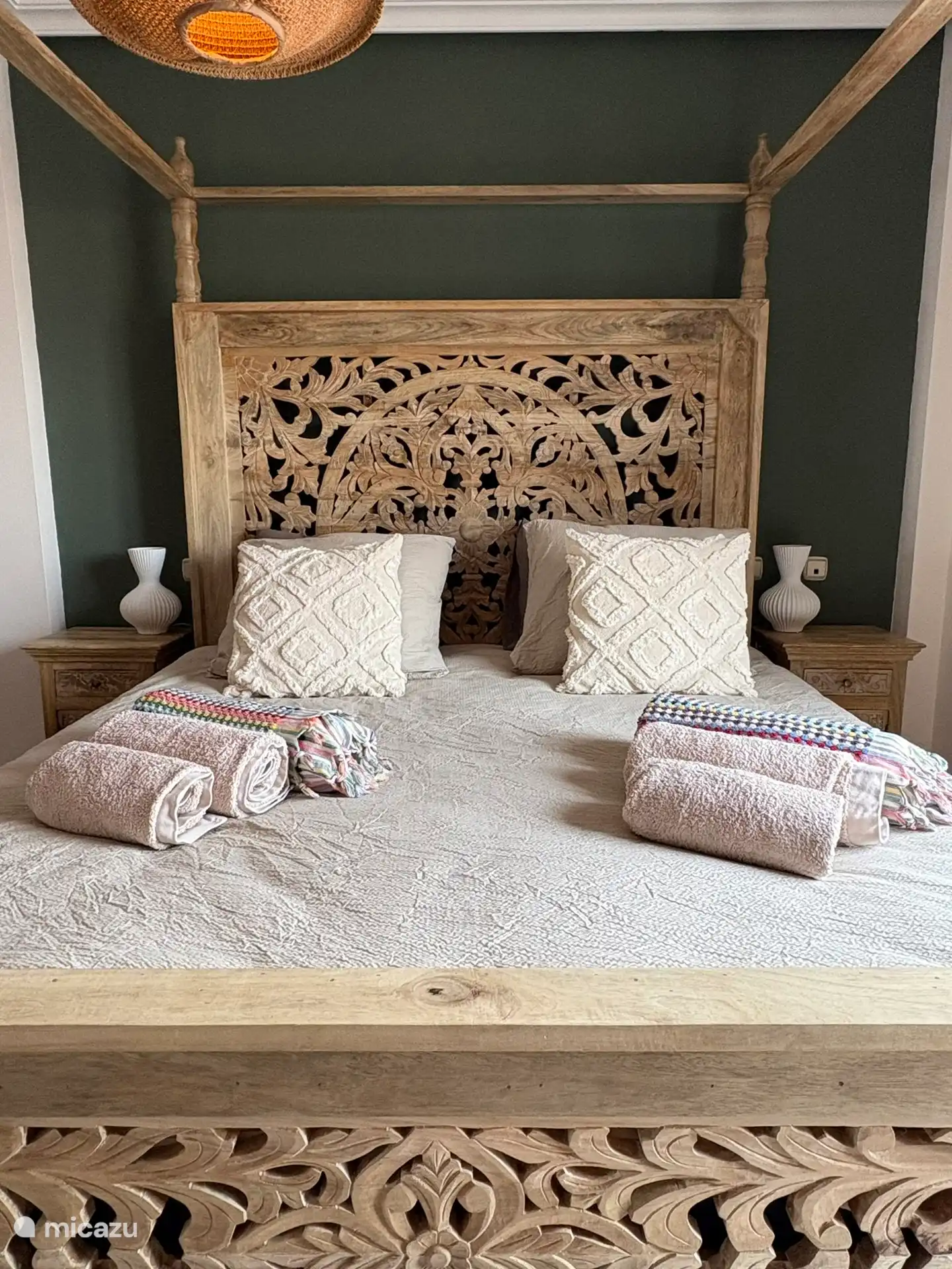 Villa Tember, hemelbed Master Bedroom 1e etage