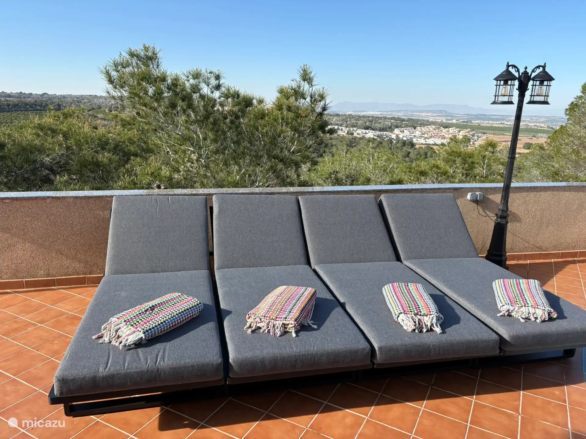 Villa Tember, lekker zonnen bij het zwembad.