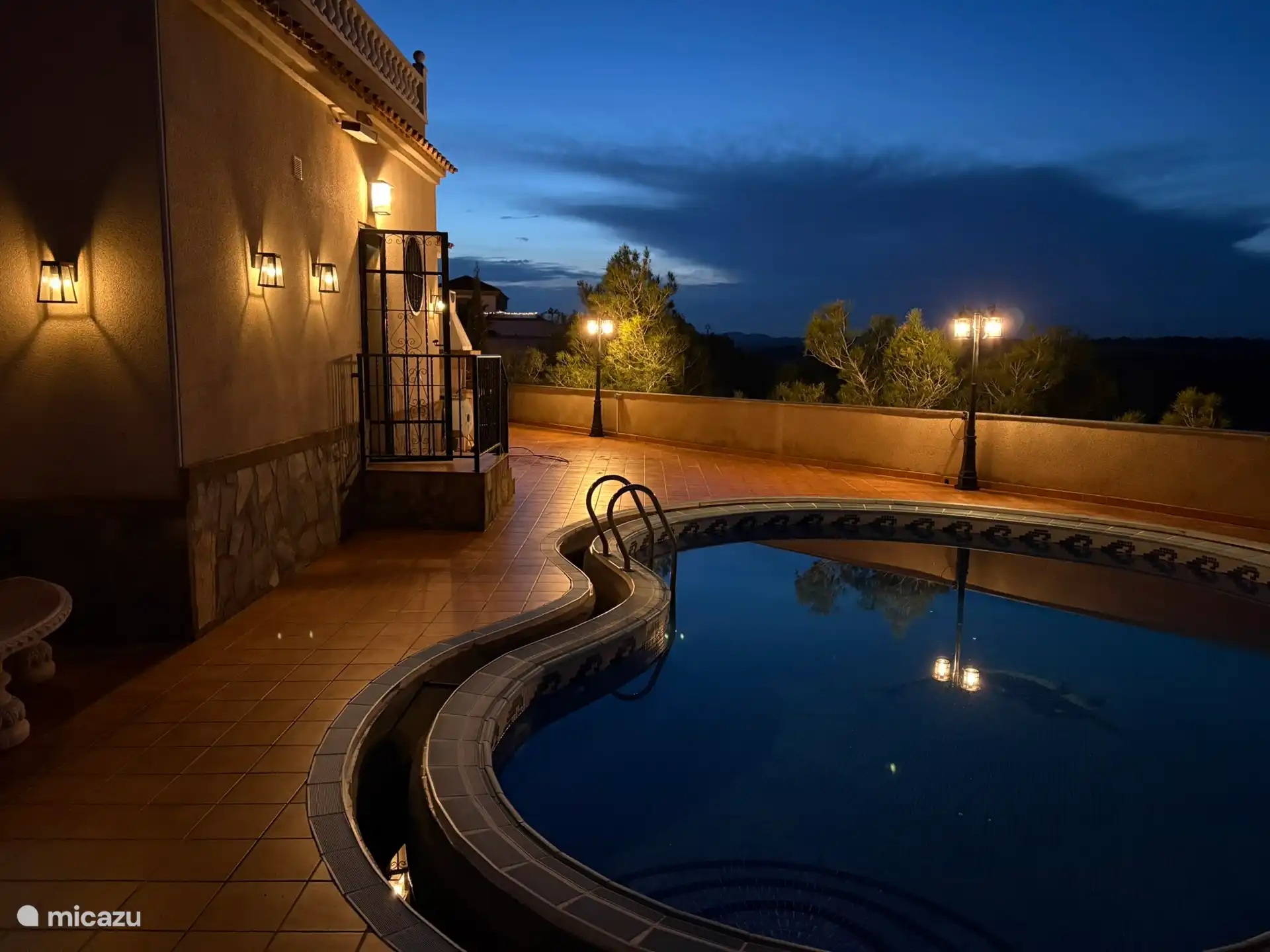 Villa Tember, sfeervol uitgelicht.