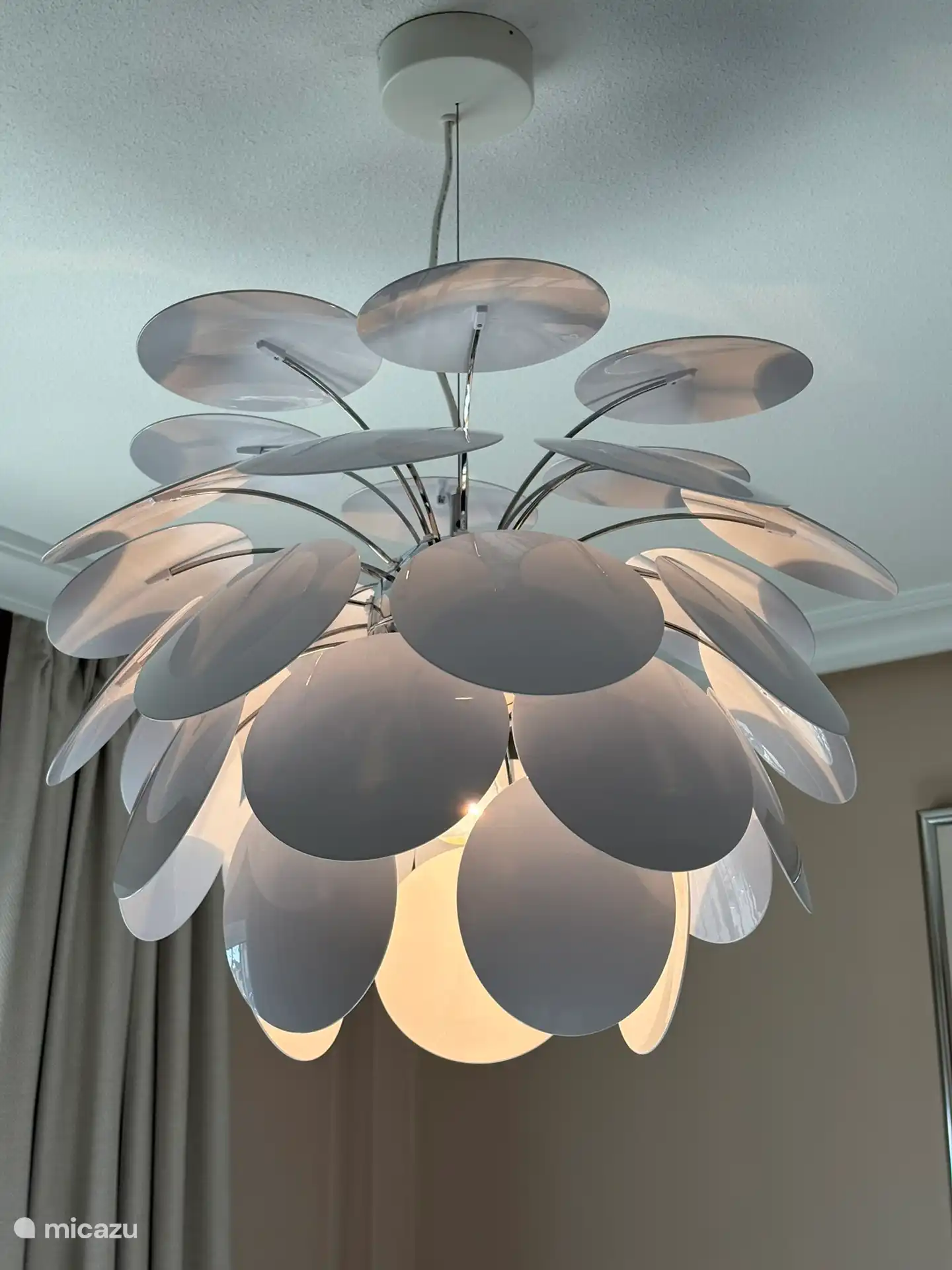 Villa Tember, slaapkamer 1e etage, prachtige lamp.