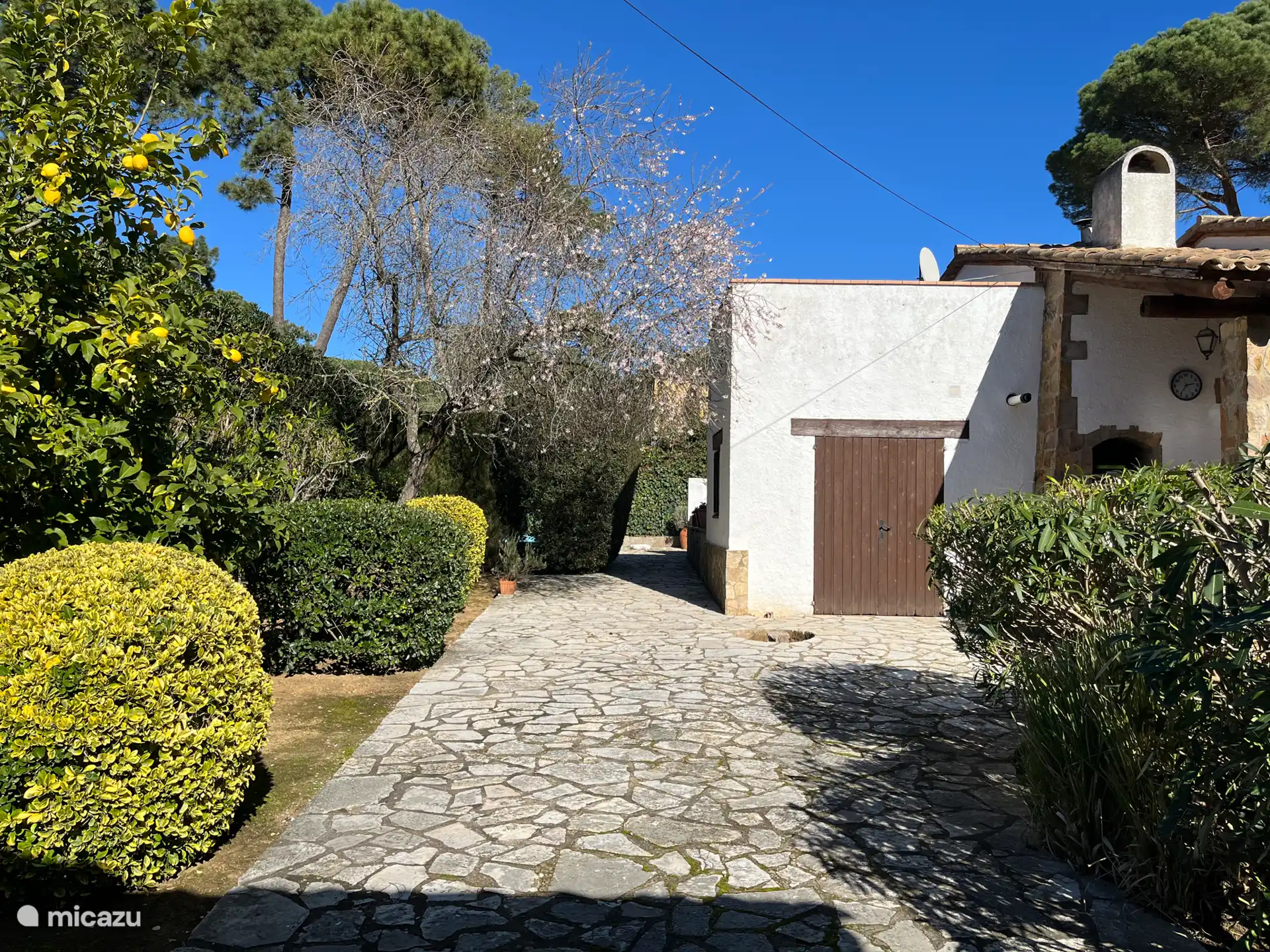 Opslagruimte met wasmachine. 