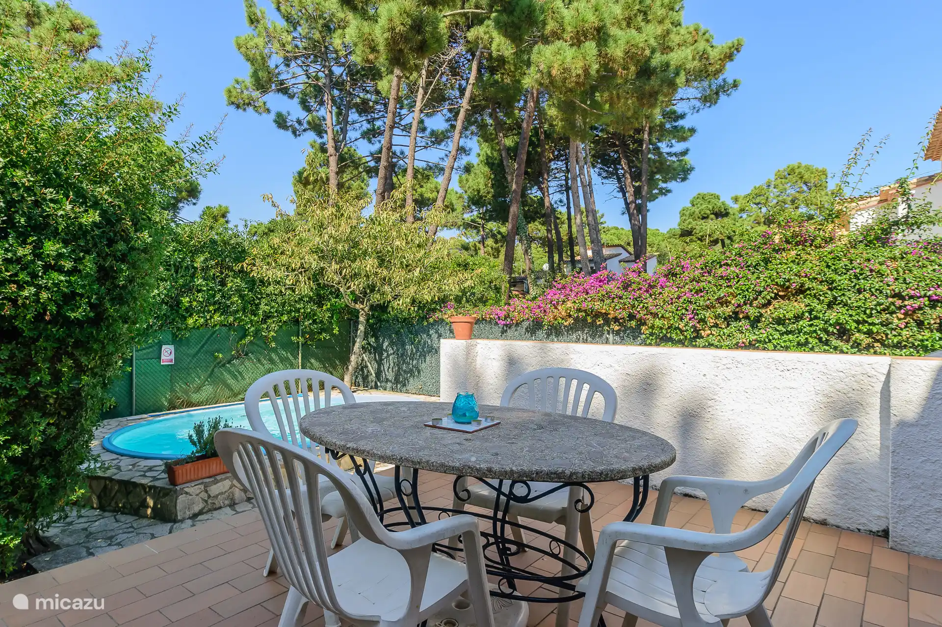 Achterterras met uitzicht op het zwembad. 