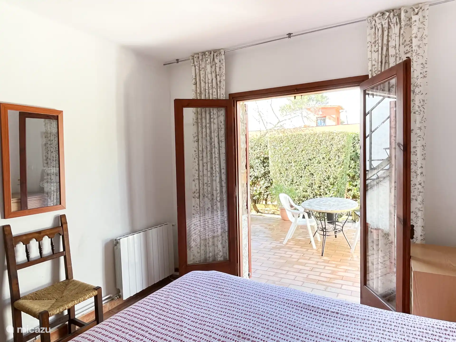 Slaapkamer leidt naar terras en zwembad. 