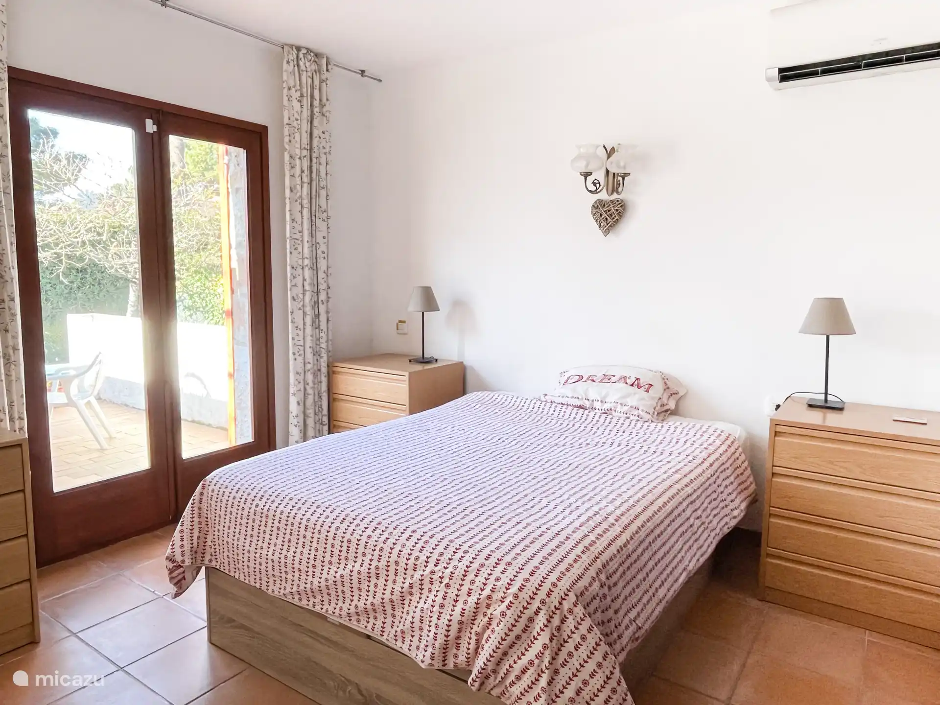 Slaapkamer leidt naar terras/zwembad. 