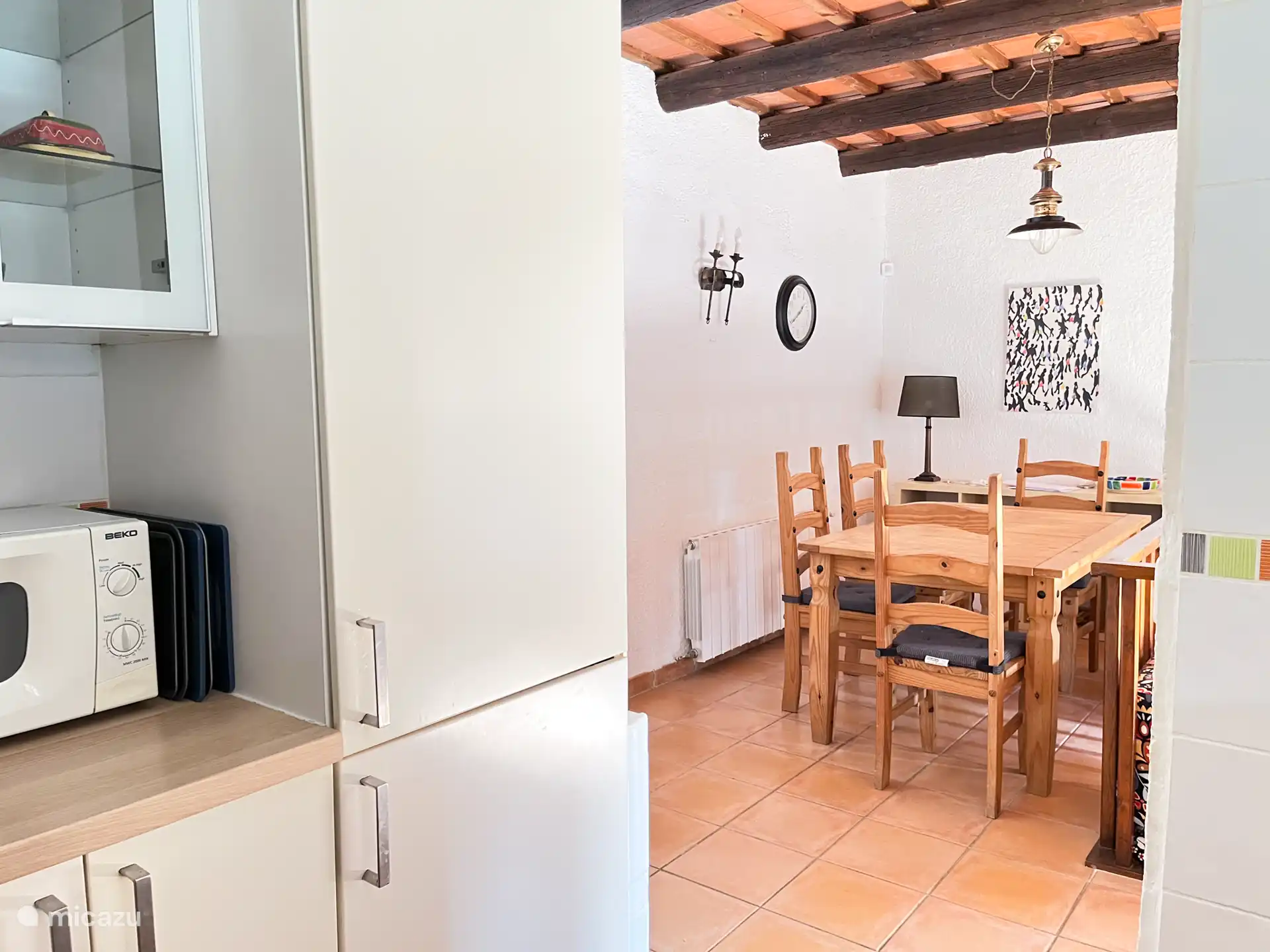 Eetkamer vanuit de keuken. 