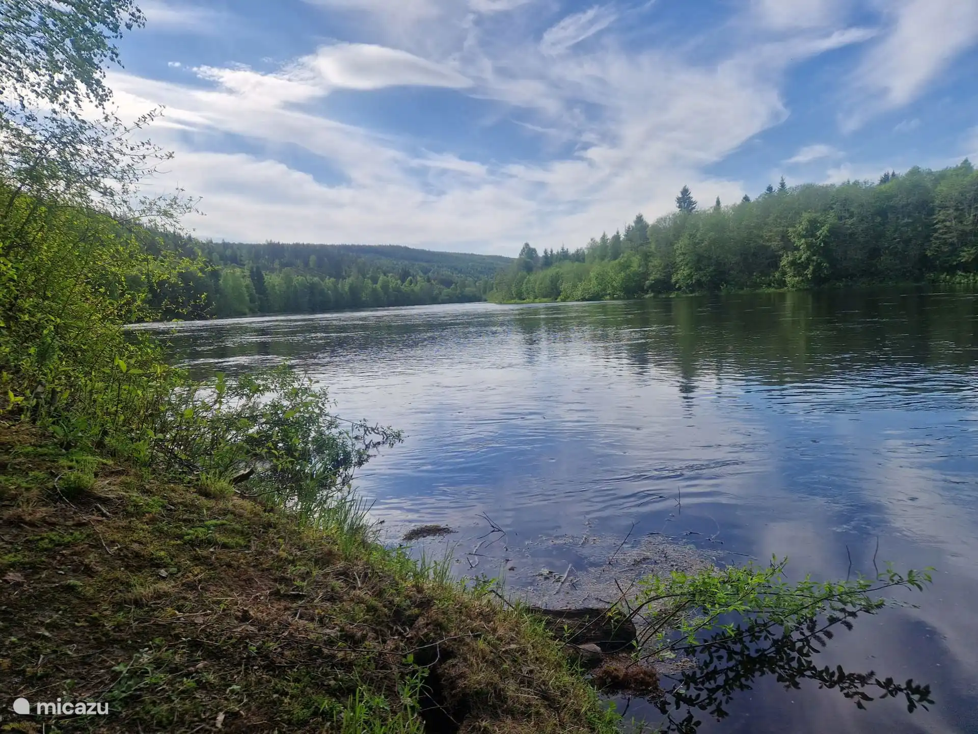 De Klarälven is de langste rivier van Zweden en een prachtige plek voor ontspanning en avontuur in de natuur. Geniet van vissen, kanoën, kajakken of simpelweg ontspannen aan het water terwijl u omring