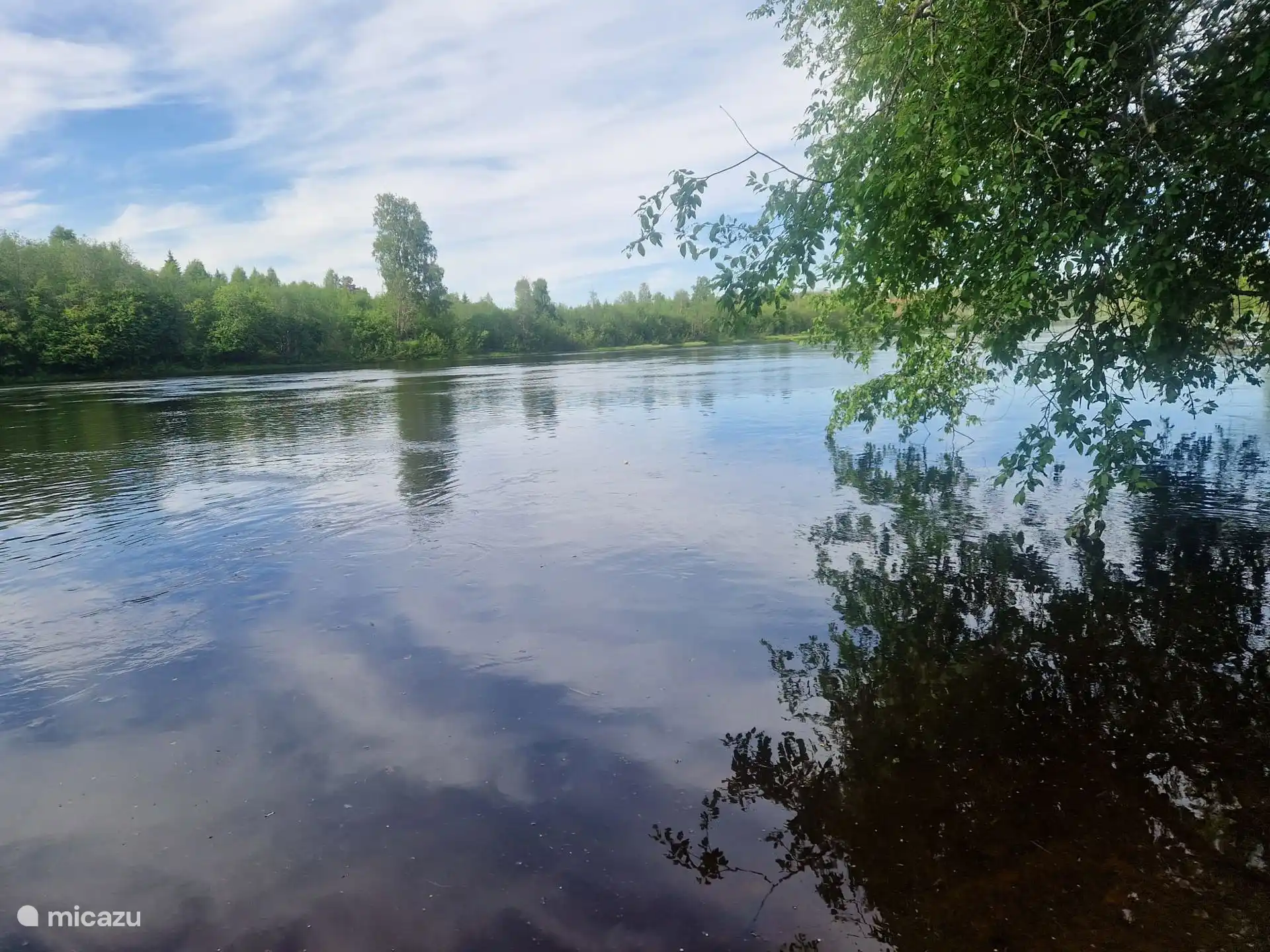 De Klarälven is de langste rivier van Zweden en een prachtige plek voor ontspanning en avontuur in de natuur. Geniet van vissen, kanoën, kajakken of simpelweg ontspannen aan het water terwijl u omring