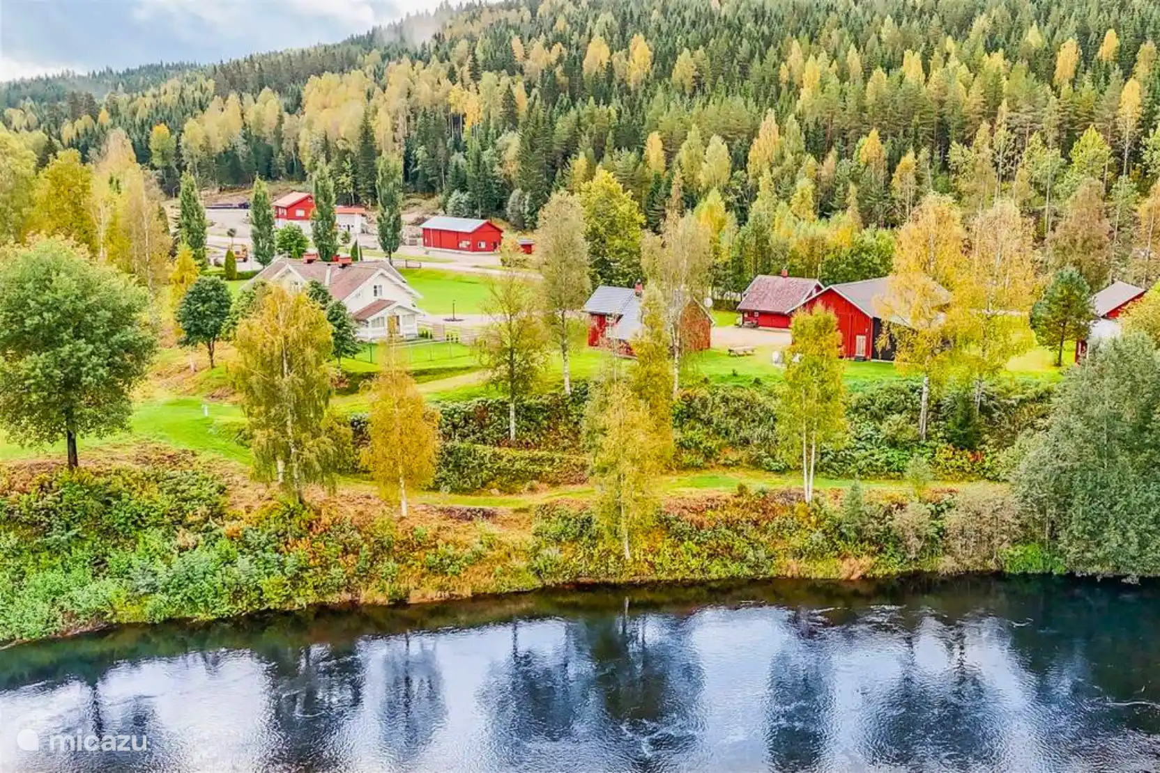 Drunstugan près de l’eau et de la forêt