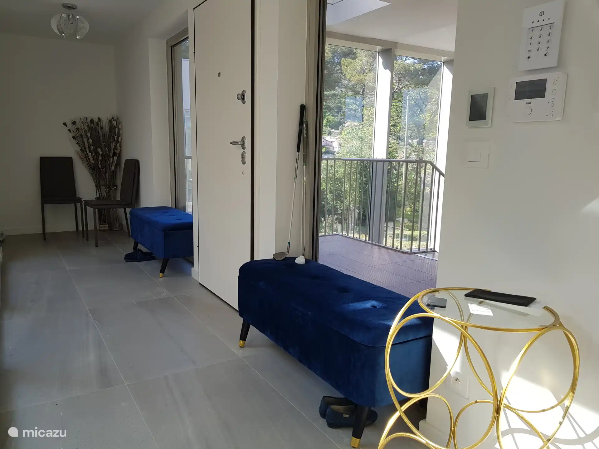 Ingang met lifttoegang via privéoverloop