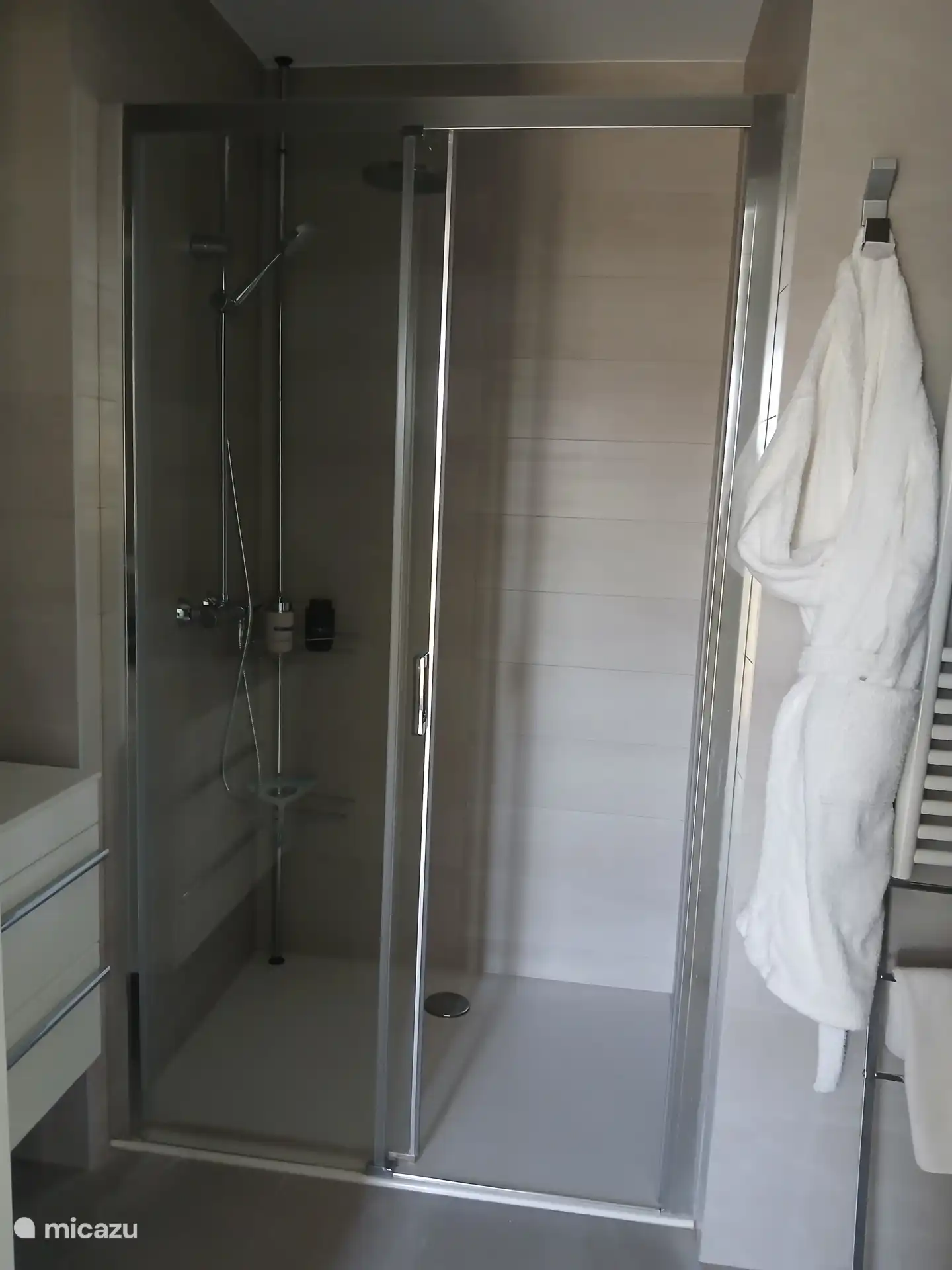 Inloopdouche in de hoofdslaapkamer