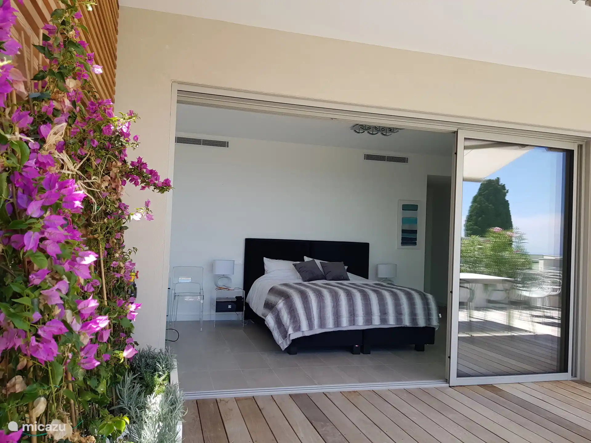 Hoofdslaapkamer met volledige opening op het terras