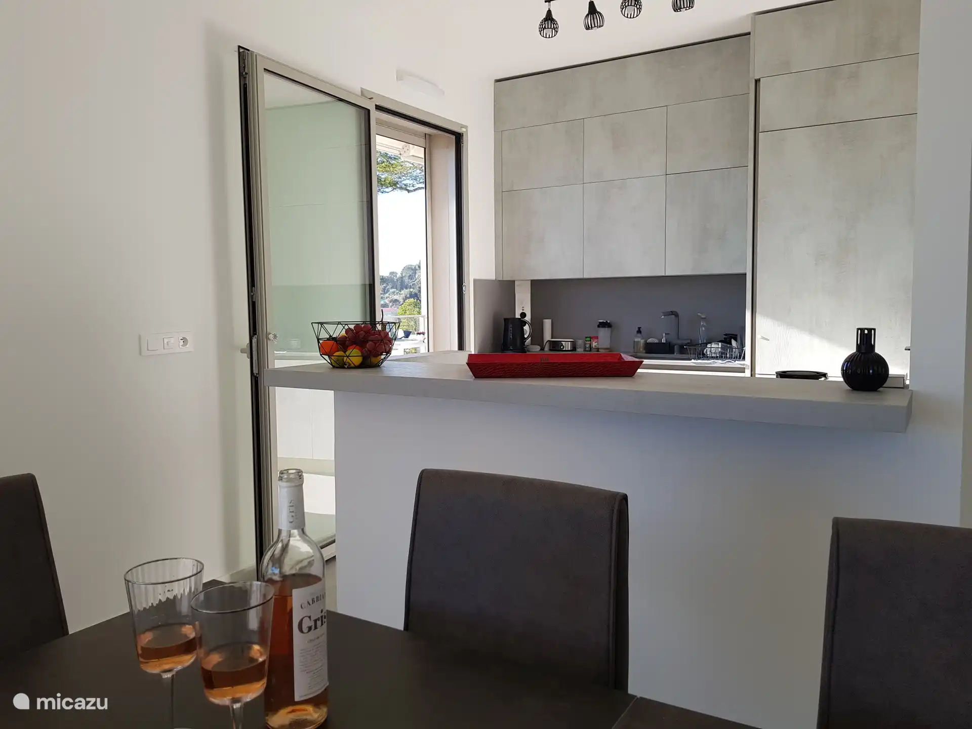 Open keuken met directe toegang tot het terras