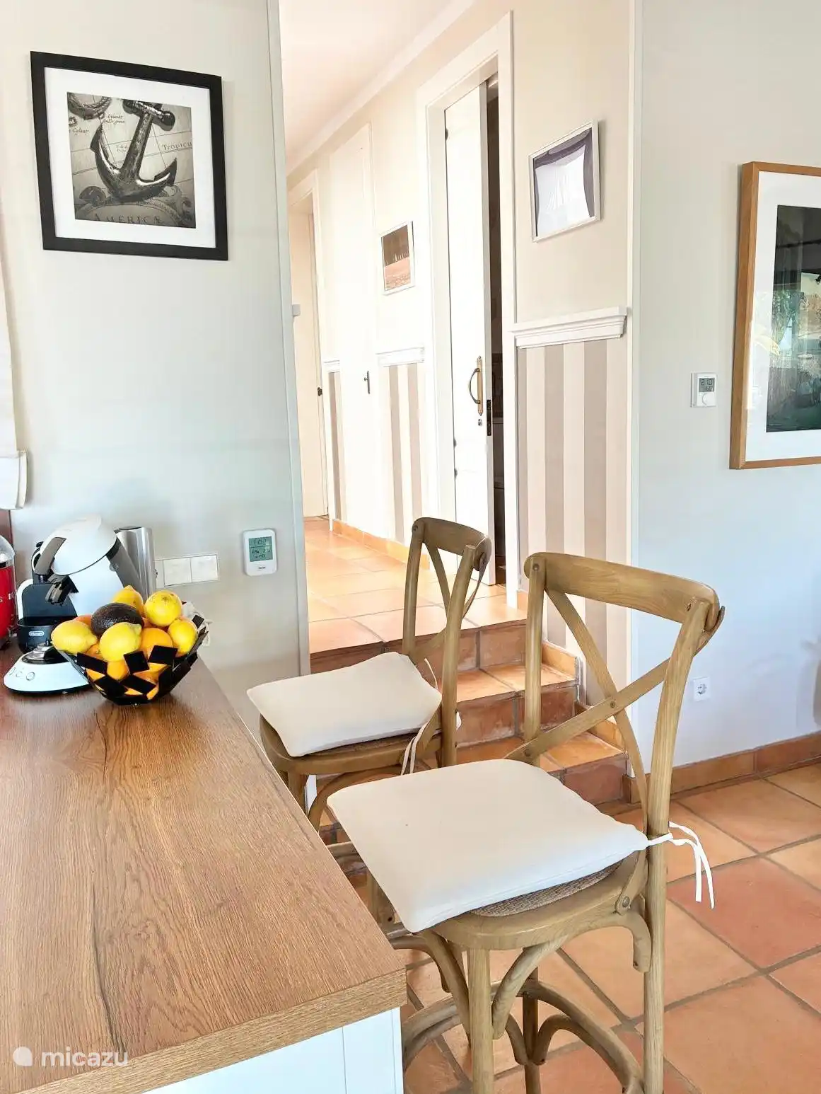 Salle à manger et passage vers 4 pièces et 3 salles de bain