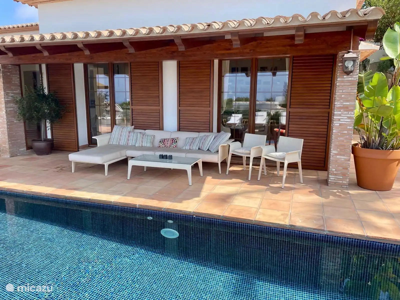 Salon extérieur 2 au bord de la piscine