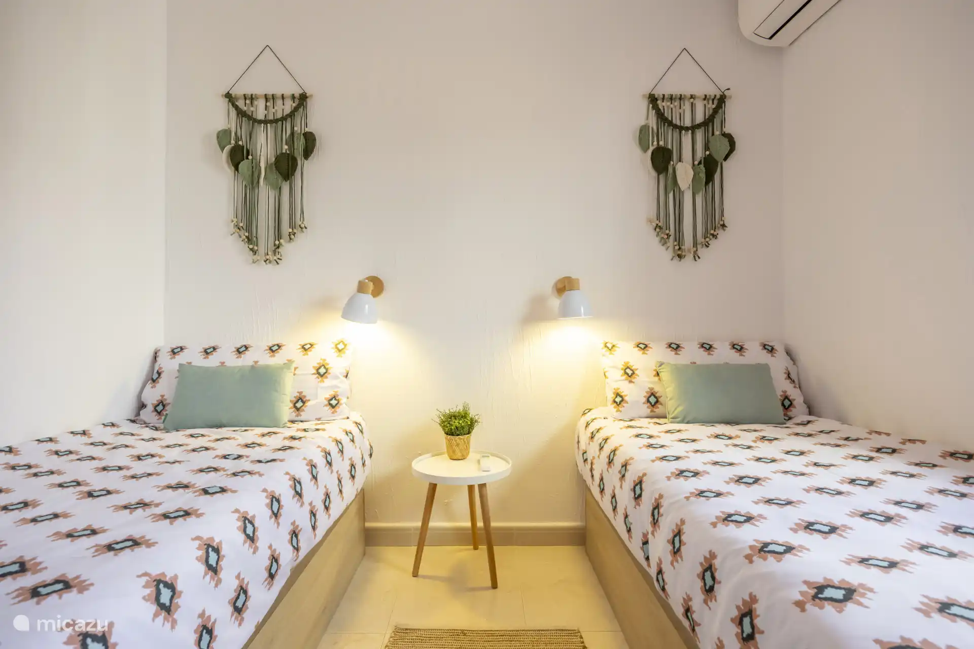 Schlafzimmer 2: zwei Einzelbetten (90 x 200 cm).