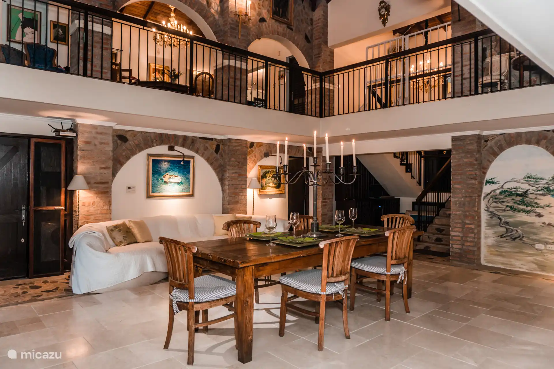 Mitte des Hauses mit großem Esstisch