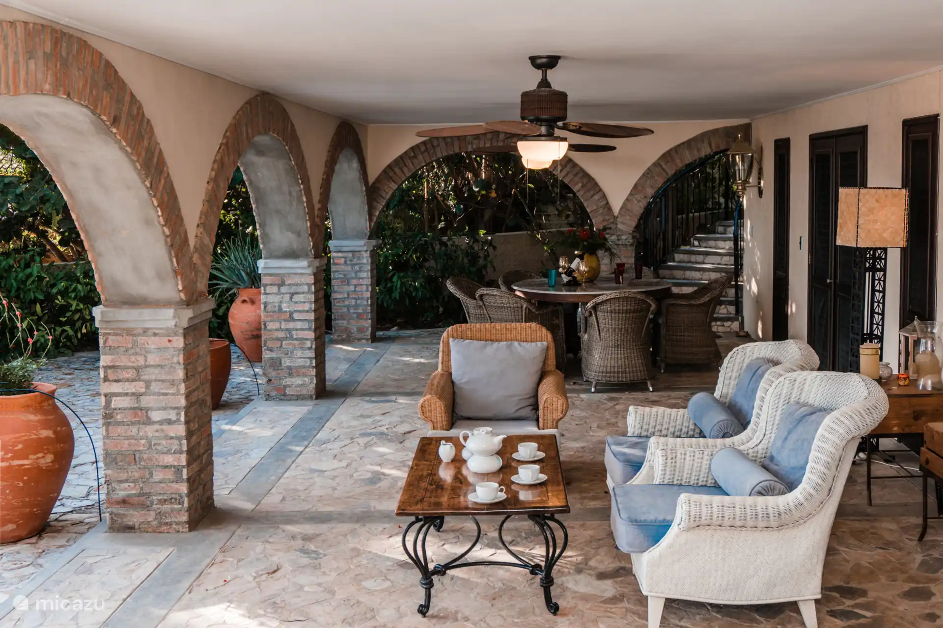 Teras draußen, mit Eingang zum Haus