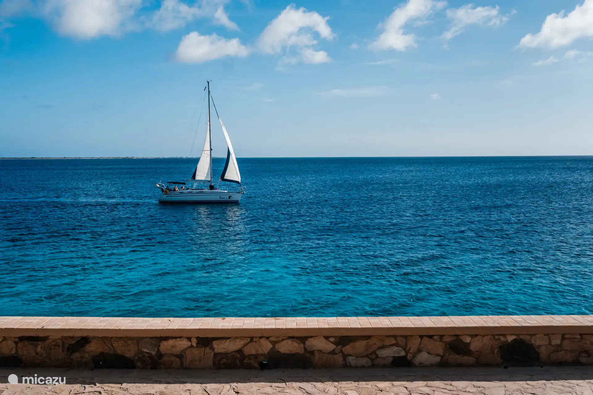 Blick vom Garten aufs Meer