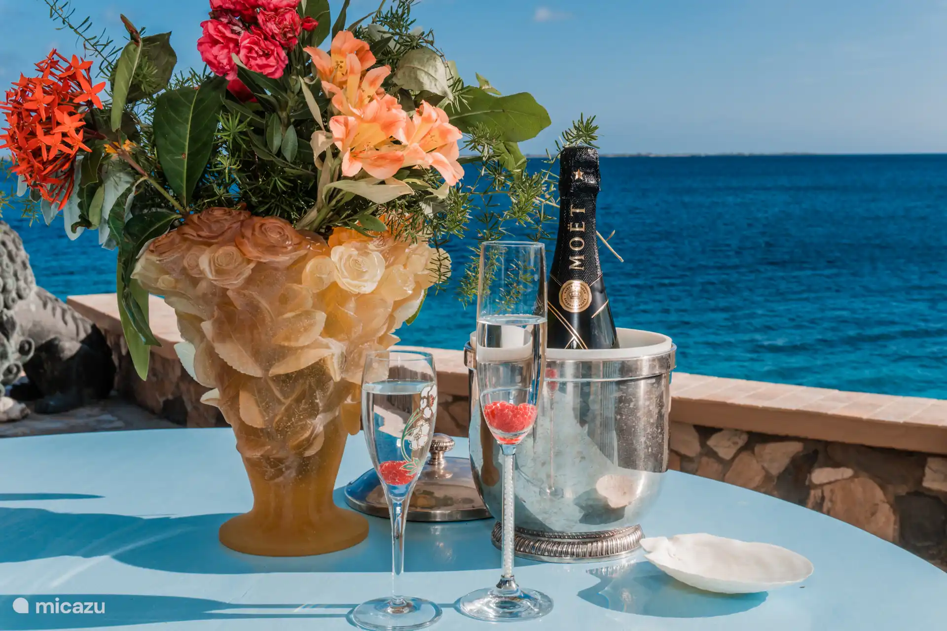Genieße gehobenes Essen im Freien oder ein Glas Sekt bei Sonnenuntergang
