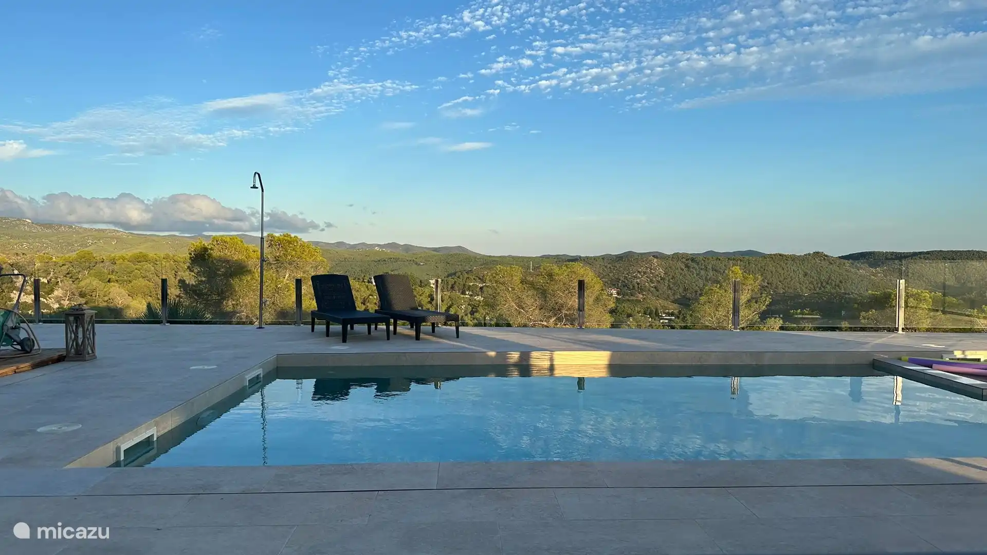 Zwembaduitzicht bij late middagzon