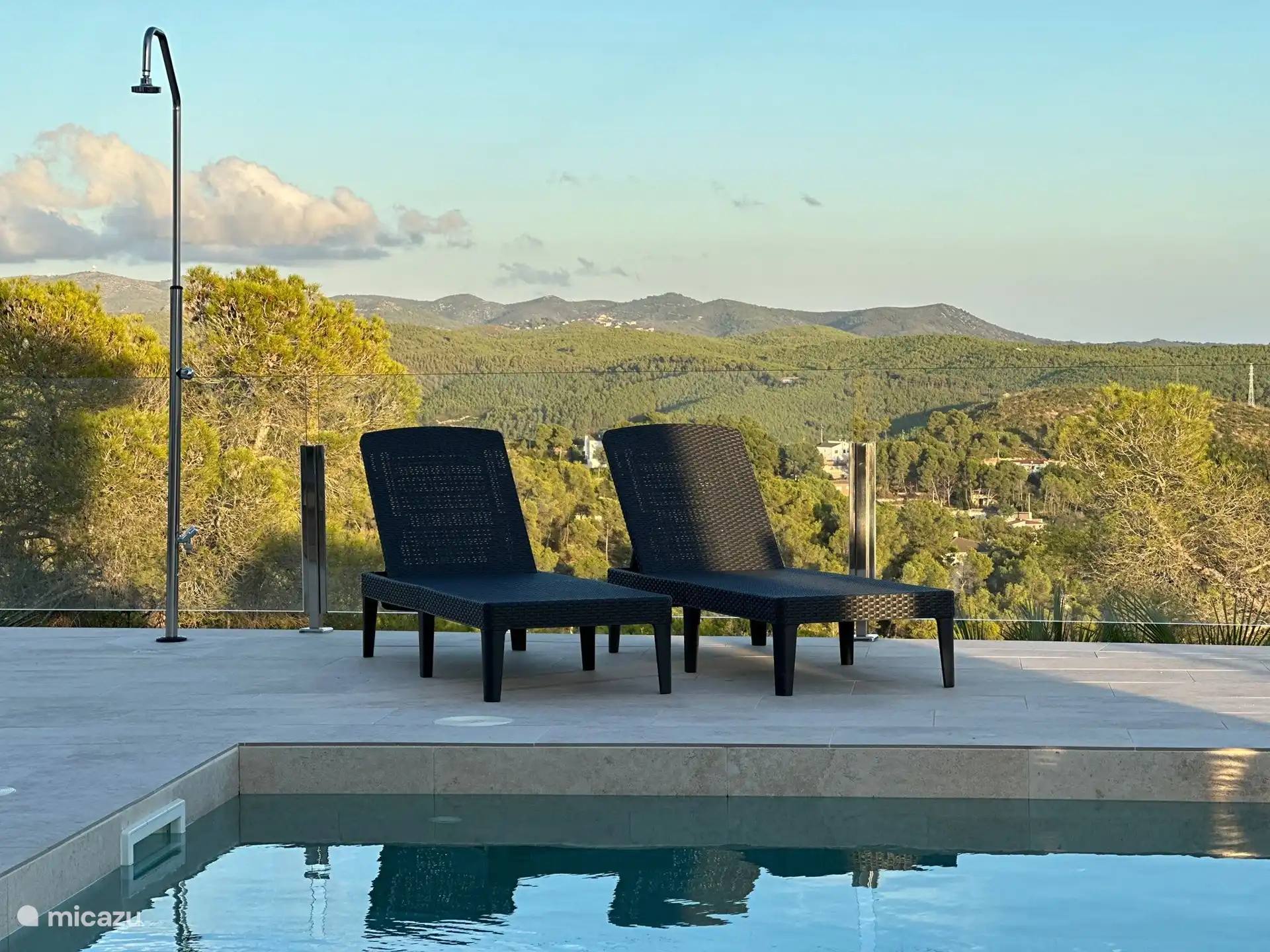 Avondzon hebben we zon op het terras van 7 uur 's ochtends tot 9 uur 's avonds tijdens de zomermaanden