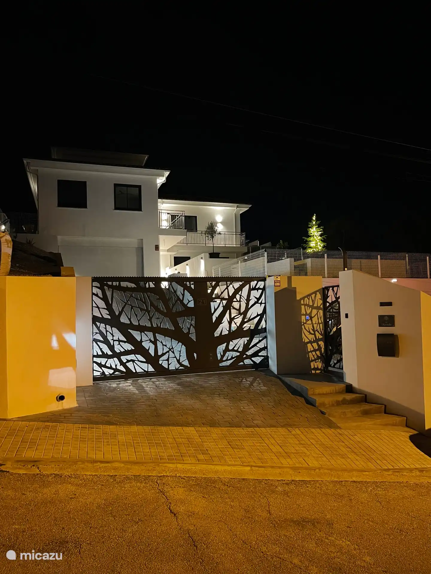 Onze villa vanaf de voordeur 's nachts