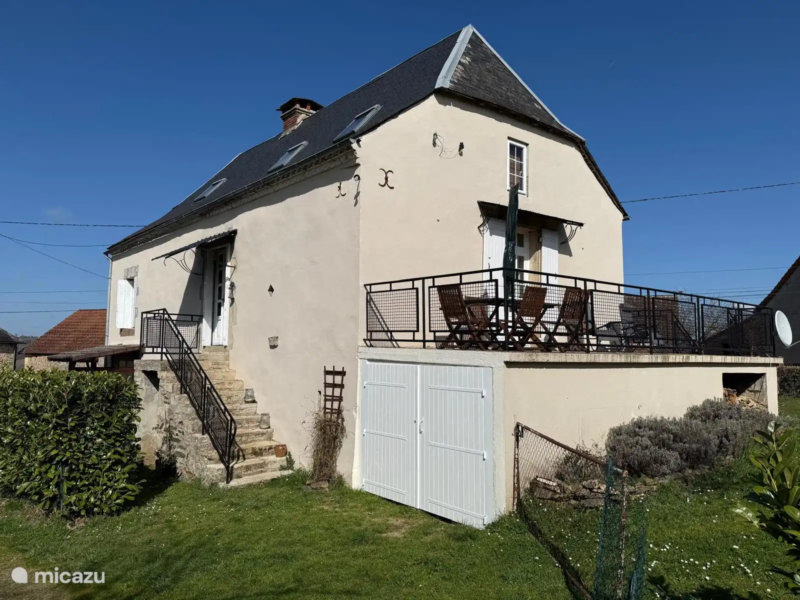 Zijaanzicht woning met terras