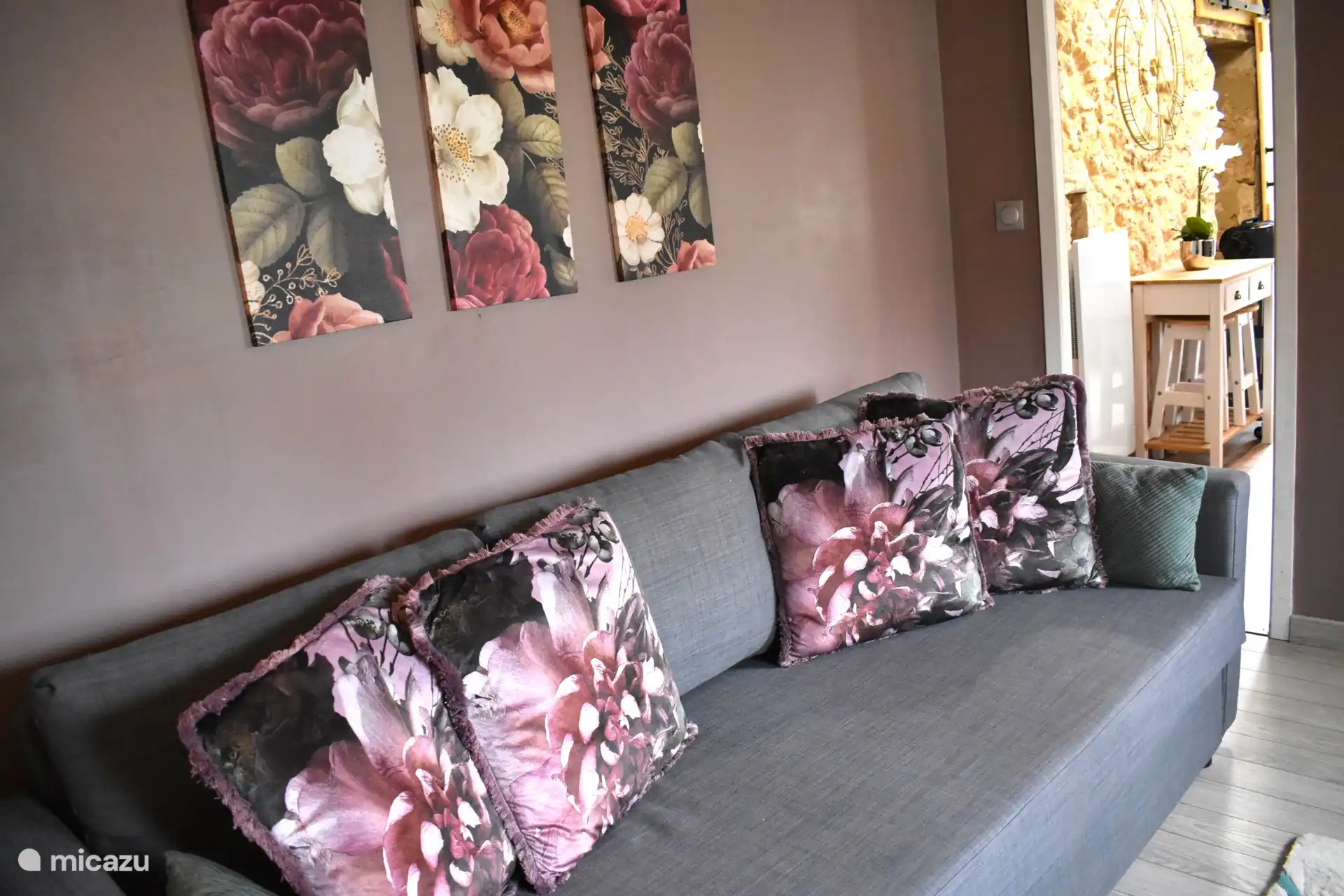 Bank in de lounge die openbaar is tot een zeer comfortabel tweepersoonsbed