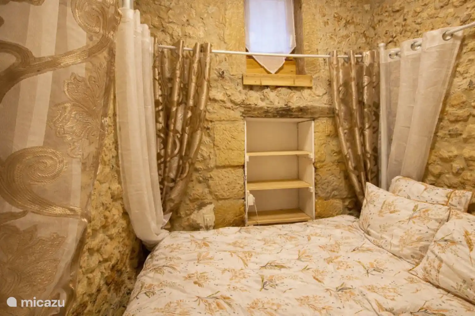 Knus slaapkamertje in onze kleine gite, met hemelbed