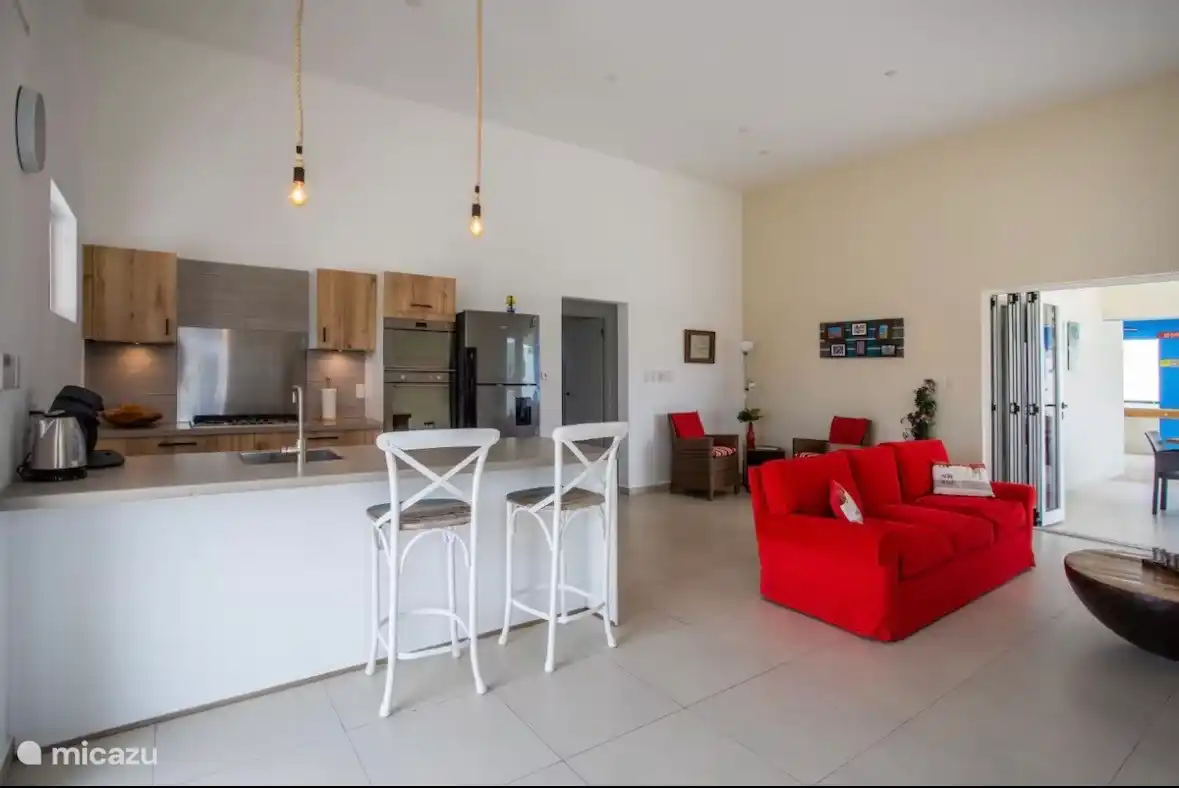 Offene Küche und Sitzbereich im Inneren 