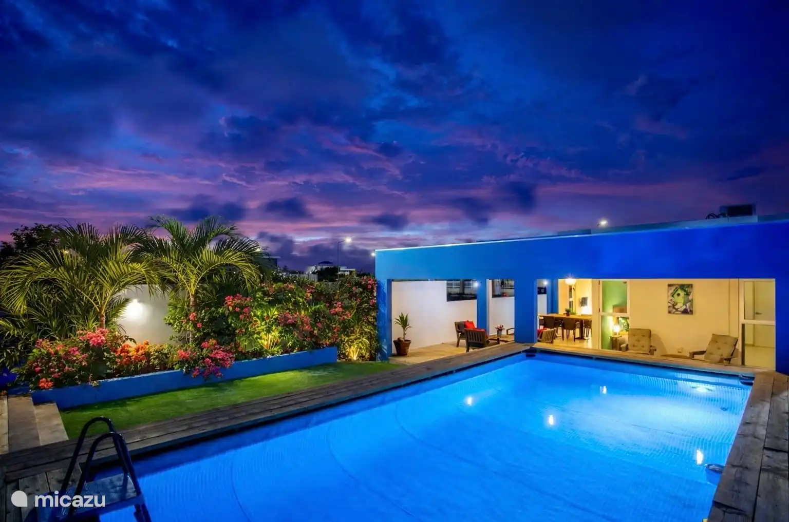 Bei Sonnenuntergang und abends kann man den schönsten Himmel sehen und das Haus ist schön beleuchtet!