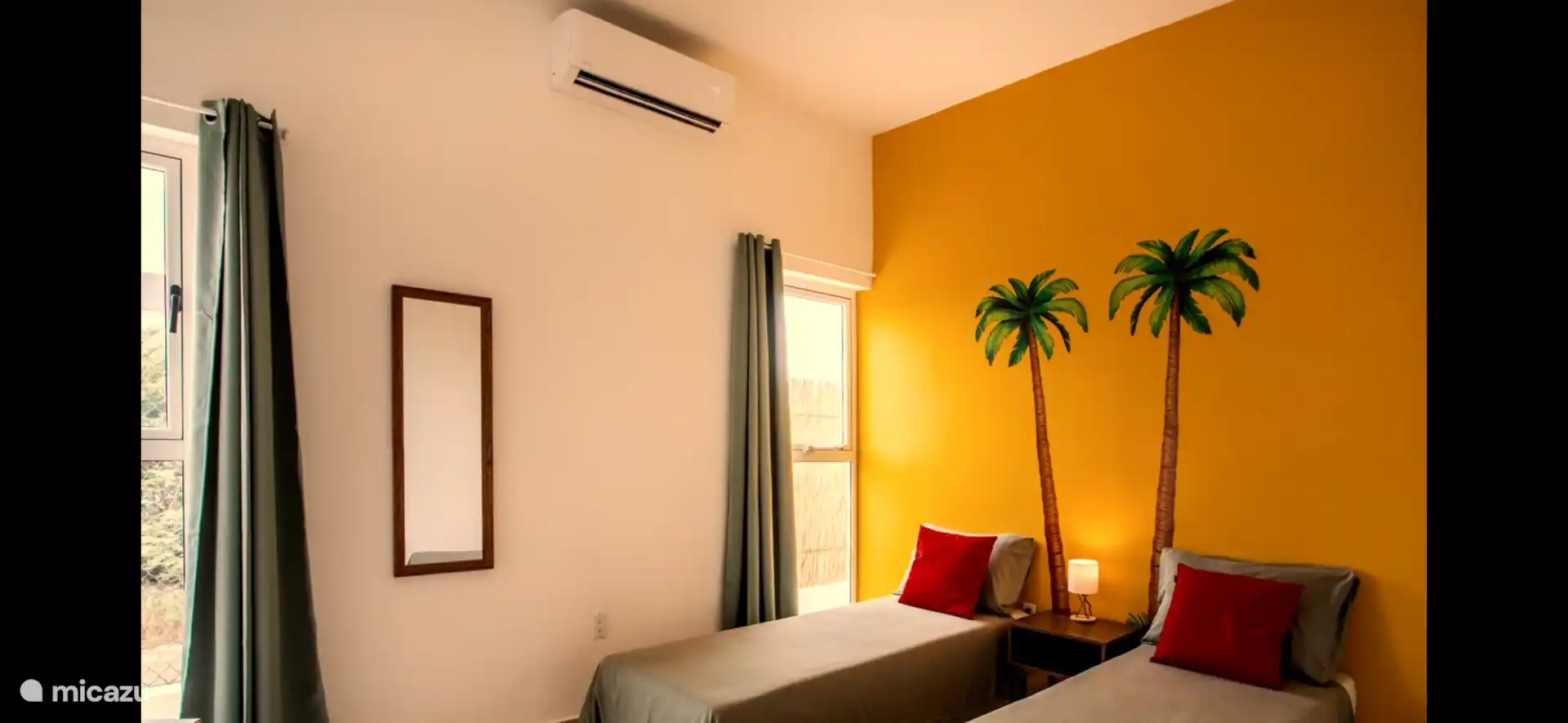 Gelbes Schlafzimmer mit 2 Einzelbetten. 