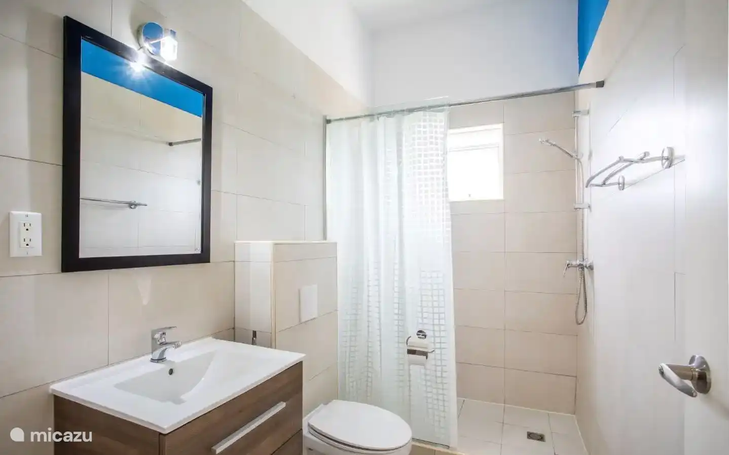 Gemeinsames Badezimmer mit Personen aus dem blauen und gelben Schlafzimmer. 