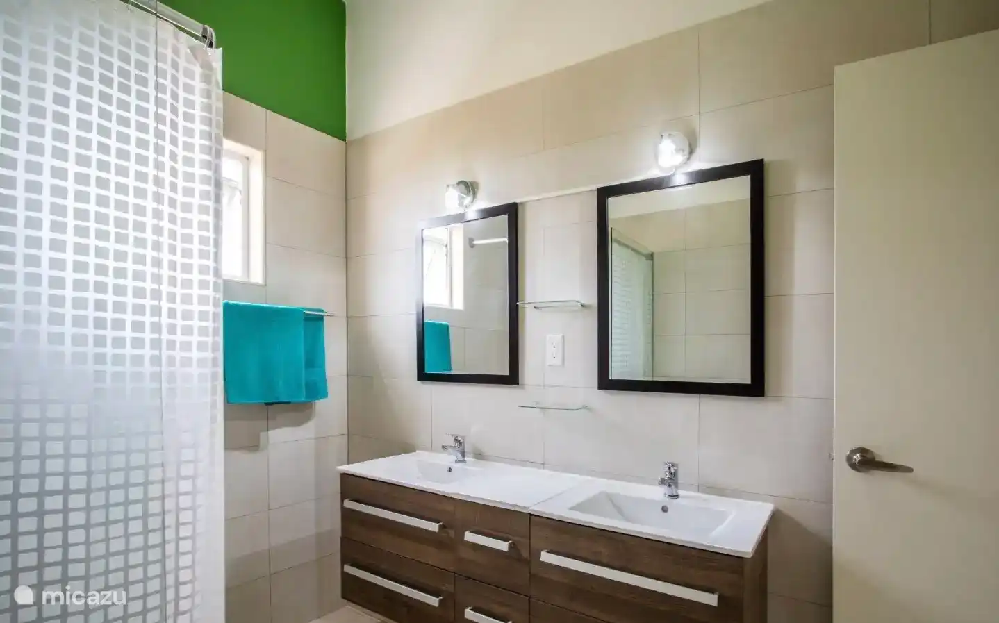 Badezimmer, in der Nähe des grünen Hauptschlafzimmers.