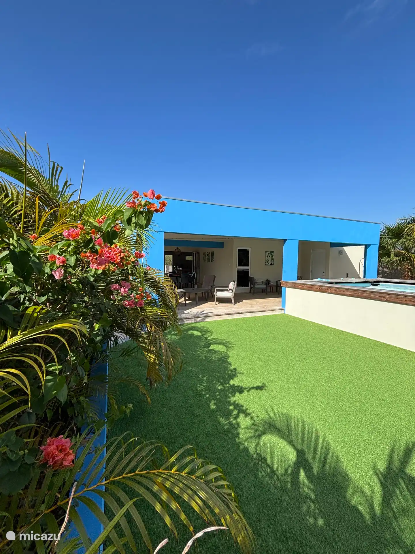 Kunstrasen, auf einer Liege oder einem Badetuch und dann gelegentlich im Pool oder unter der Außendusche abkühlen. 