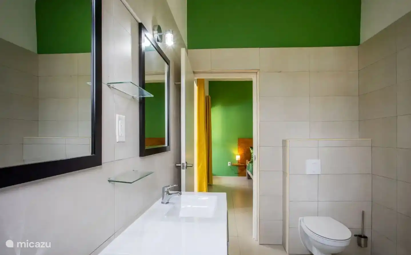 Das Badezimmer gehört zum Green Room. 