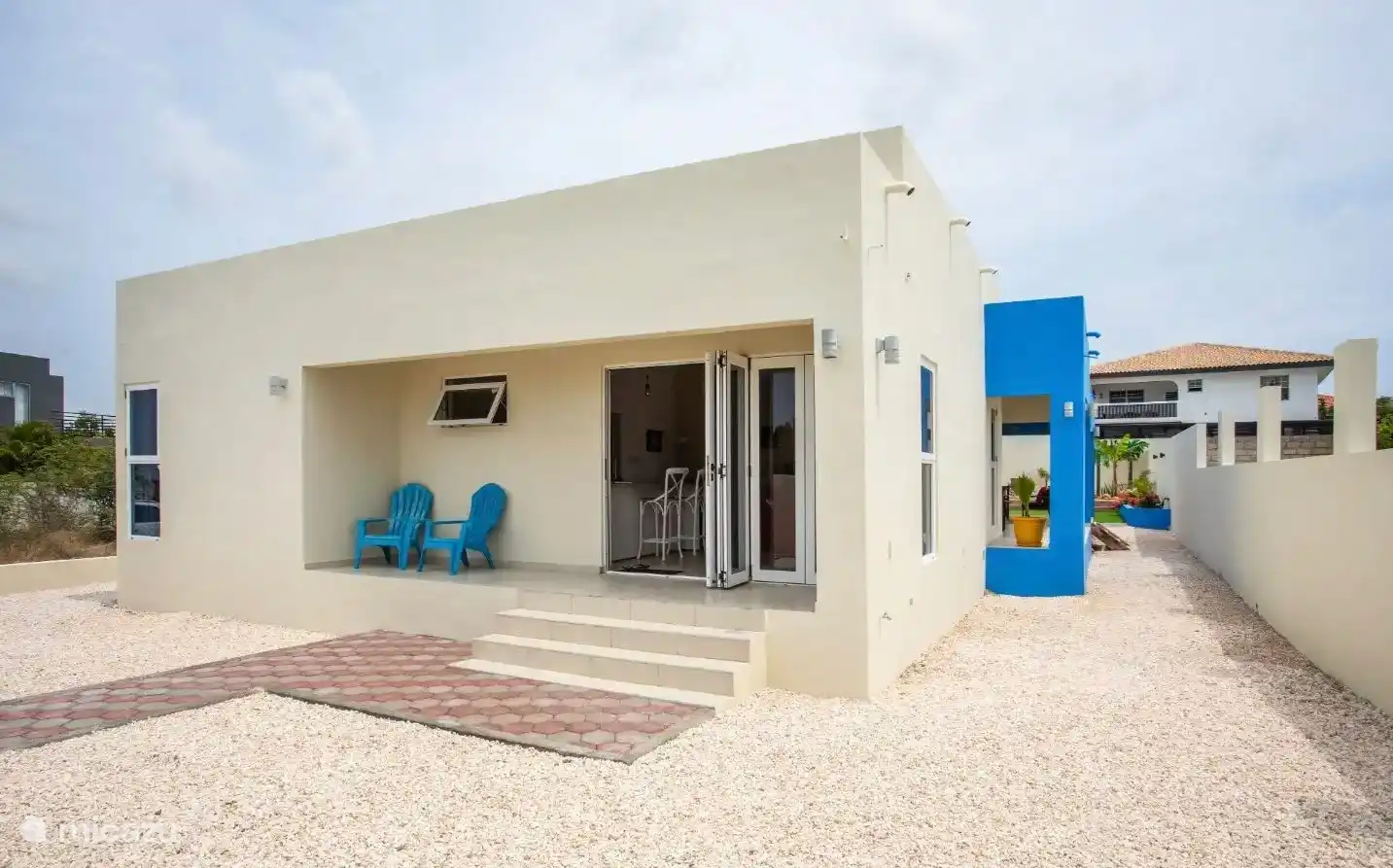 Vor dem Haus und innerhalb des Zauns ist Platz für 2 bis 3 Autos. 