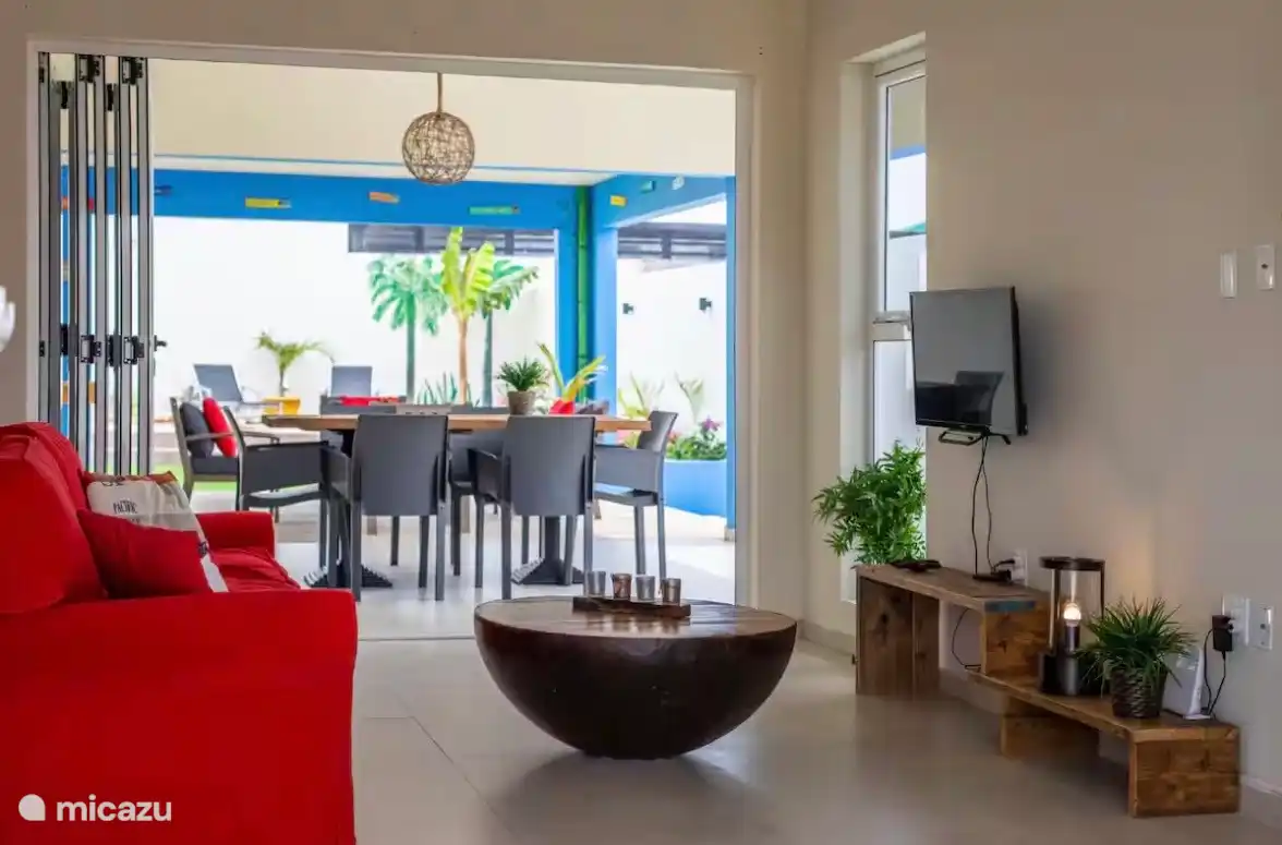 Sitzbereich drinnen und Esstisch draußen.